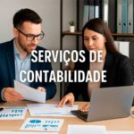 Contador e empreendedora analisando documentos contábeis em escritório com notebook, planilhas e calculadora