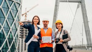 Engenheiros, arquitetos e profissional autônomo em foto, representando o público-alvo do guia sobre obrigações fiscais.