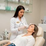 Profissional de estética atendendo cliente em clínica moderna, ilustrando a formalização de atividades de beleza para MEI