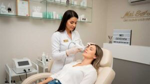 Profissional de estética atendendo cliente em clínica moderna, ilustrando a formalização de atividades de beleza para MEI