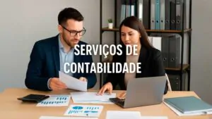 Contador e empreendedora analisando documentos contábeis em escritório com notebook, planilhas e calculadora