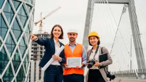 Engenheiros, arquitetos e profissional autônomo em foto, representando o público-alvo do guia sobre obrigações fiscais.
