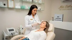 Profissional de estética atendendo cliente em clínica moderna, ilustrando a formalização de atividades de beleza para MEI